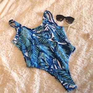 Gorgeous 🏖 beachy print one piece!! Beautiful color 💙 💚